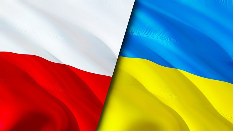 Dwie flagi obok siebie, po lewej stronie flaga Polski, a po prawej - flaga Ukrainy.
